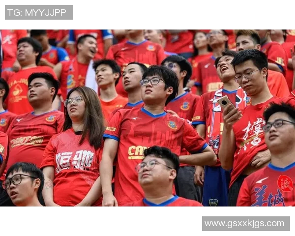 足球明星隐私遭侵犯引发热议球迷与媒体的道德界限何在